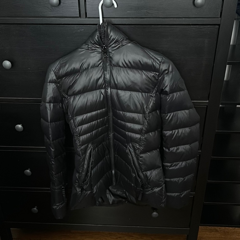 XS but runs as a women’s small. Black Marc Andrew’s puffer coat.
